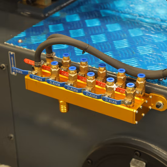 32 個のキャビティを持つプリフォーム金型。 金型設計ではホット ランナーを活用し、ニードル バルブ ゲートにより射出の無駄を排除します。